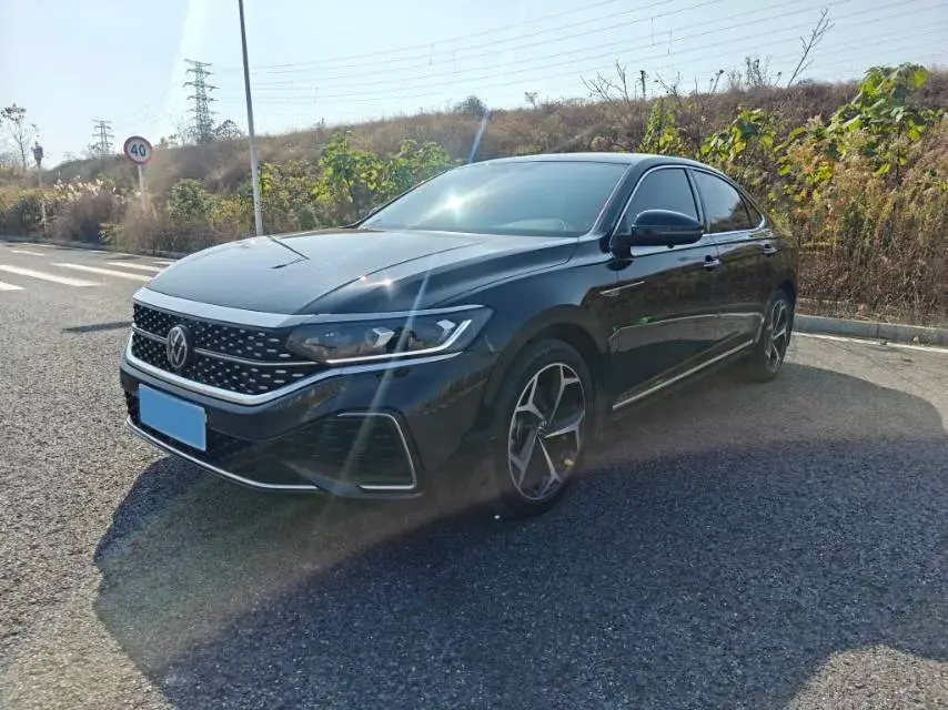 2025 Volkswagen Passat 2.0T 186HP L4 7DCT