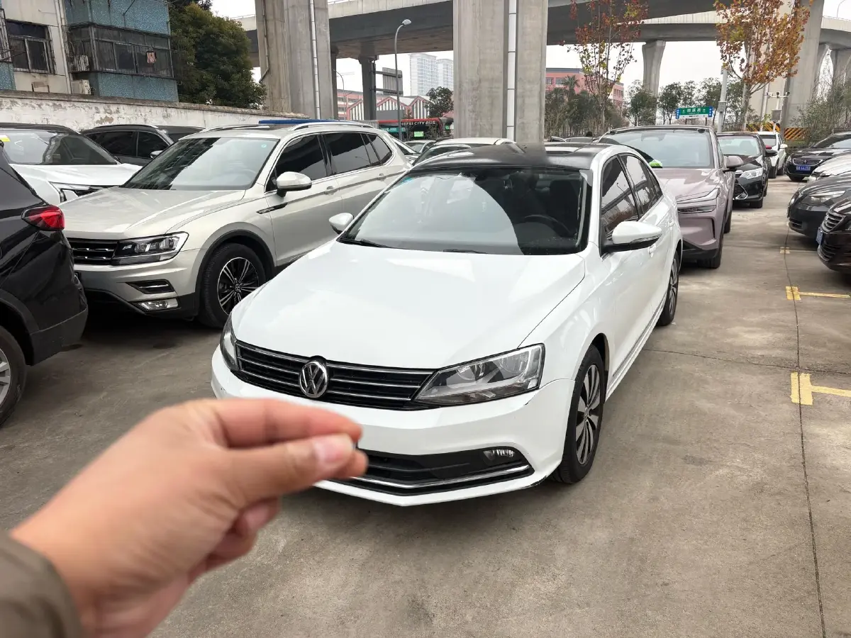 2017 Volkswagen Sagitar 1.2T 110HP L4 7DCT