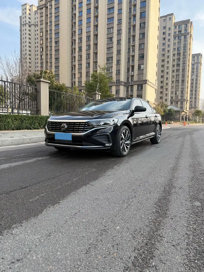 2025 Volkswagen Passat 2.0T 220HP L4 7DCT