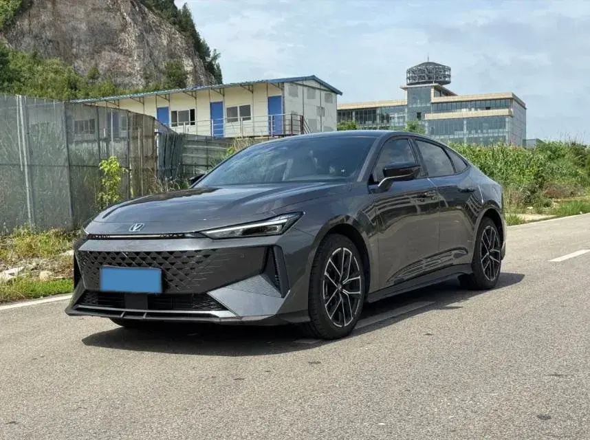 2024 ChangAn UNI-V iDD 1.5L 110HP L4 E-CVT PHEV 18.99KWH