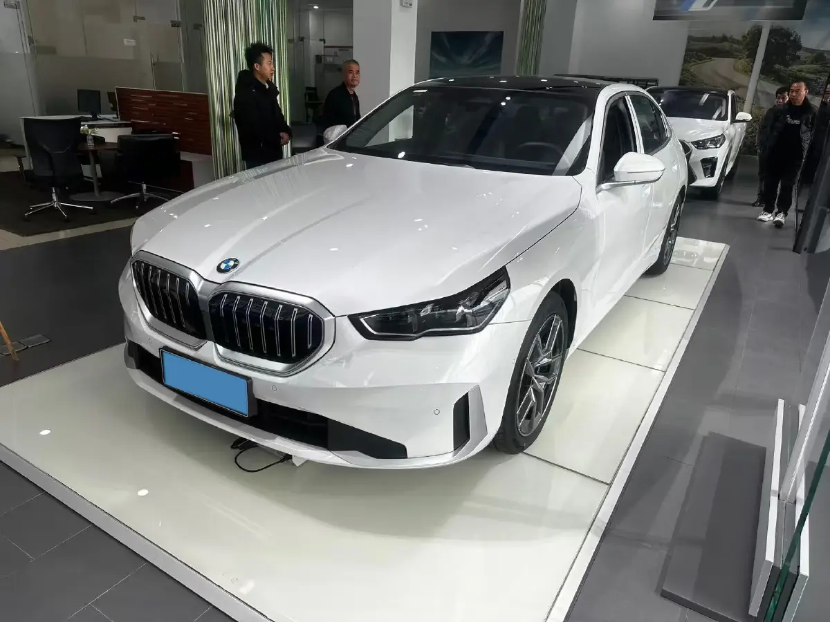 2024 BMW 5 Series 2.0T 258HP L4 8AT