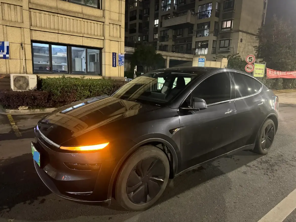 2025 Tesla Model Y BEV 62.5KWH