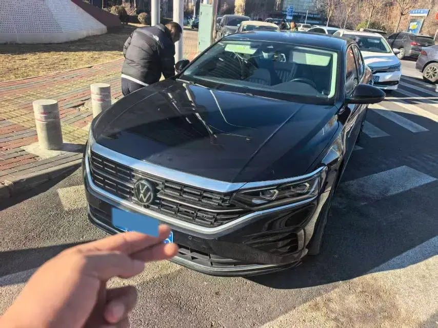 2023 Volkswagen Passat 2.0T 220HP L4 7DCT