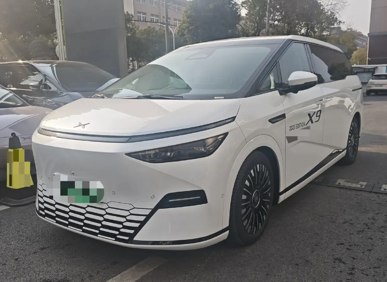 2025 Xpeng X9 BEV