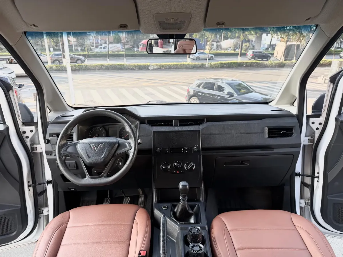 2020 BaoJun RC-5 1.5L 99HP L4 6MT,autocango,china used car exporter,china ev exporter,chinese used car exporter,chinese used ev exporter