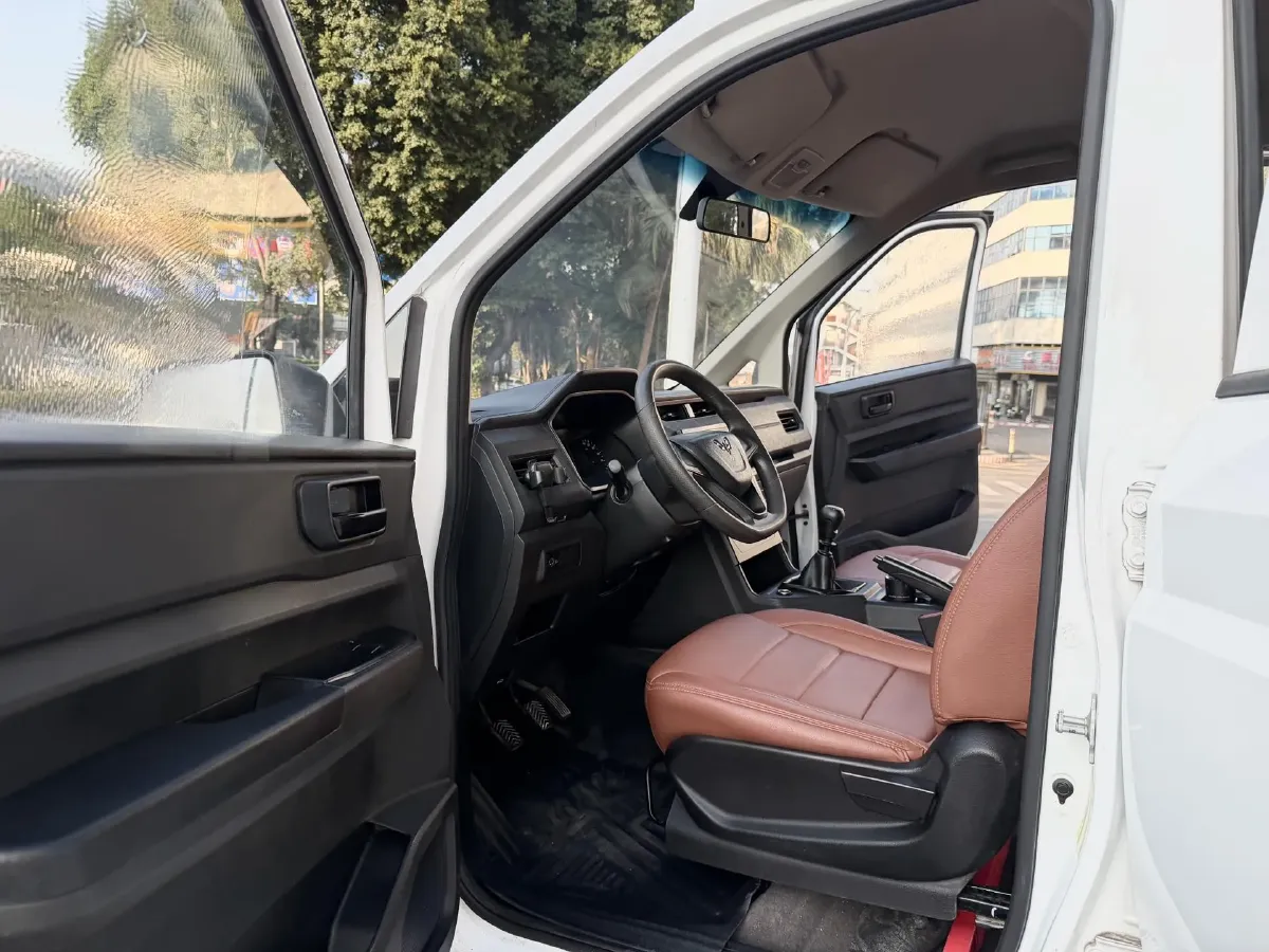 2020 BaoJun RC-5 1.5L 99HP L4 6MT,autocango,china used car exporter,china ev exporter,chinese used car exporter,chinese used ev exporter