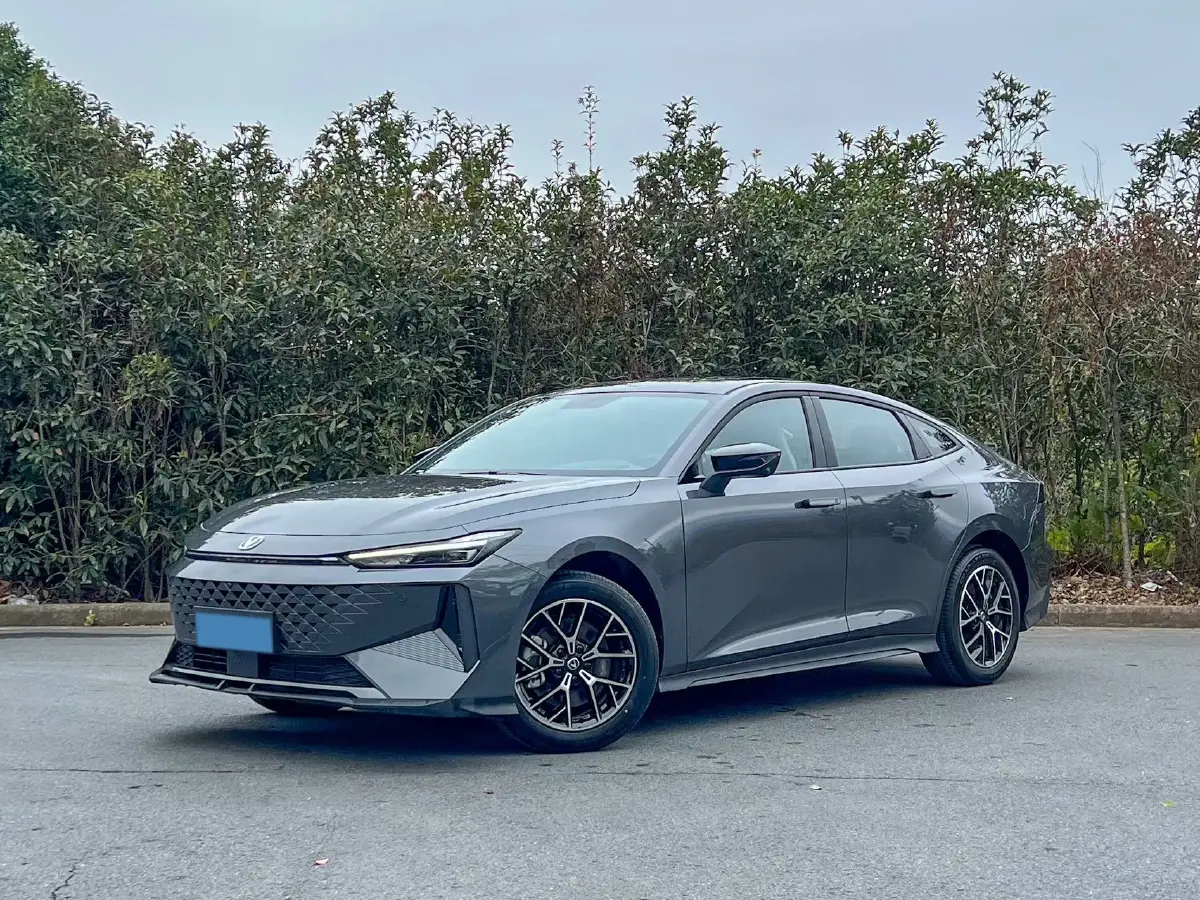 2024 ChangAn UNI-V iDD 1.5L 110HP L4 E-CVT PHEV 18.99KWH