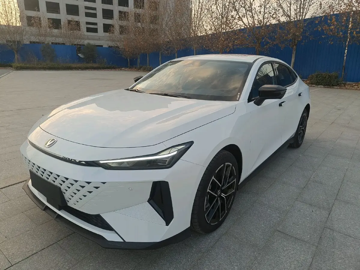 2024 ChangAn UNI-V iDD 1.5L 110HP L4 E-CVT PHEV 18.99KWH