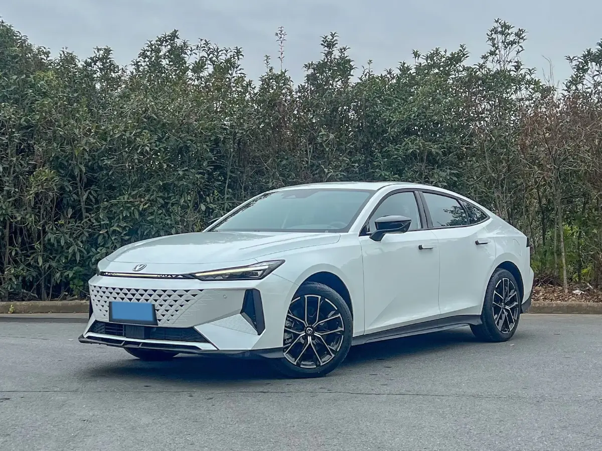 2024 ChangAn UNI-V iDD 1.5L 110HP L4 E-CVT PHEV 18.99KWH