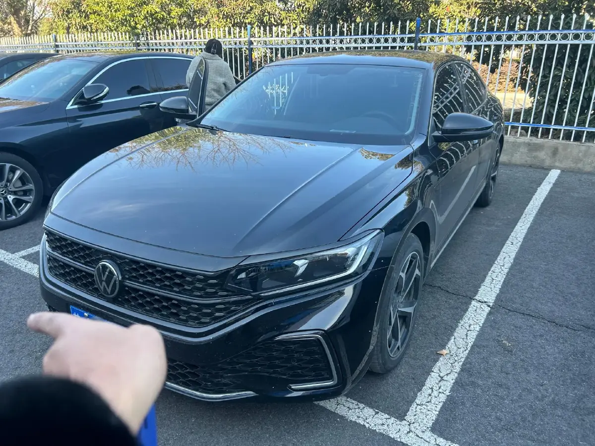 2025 Volkswagen Passat 2.0T 186HP L4 7DCT