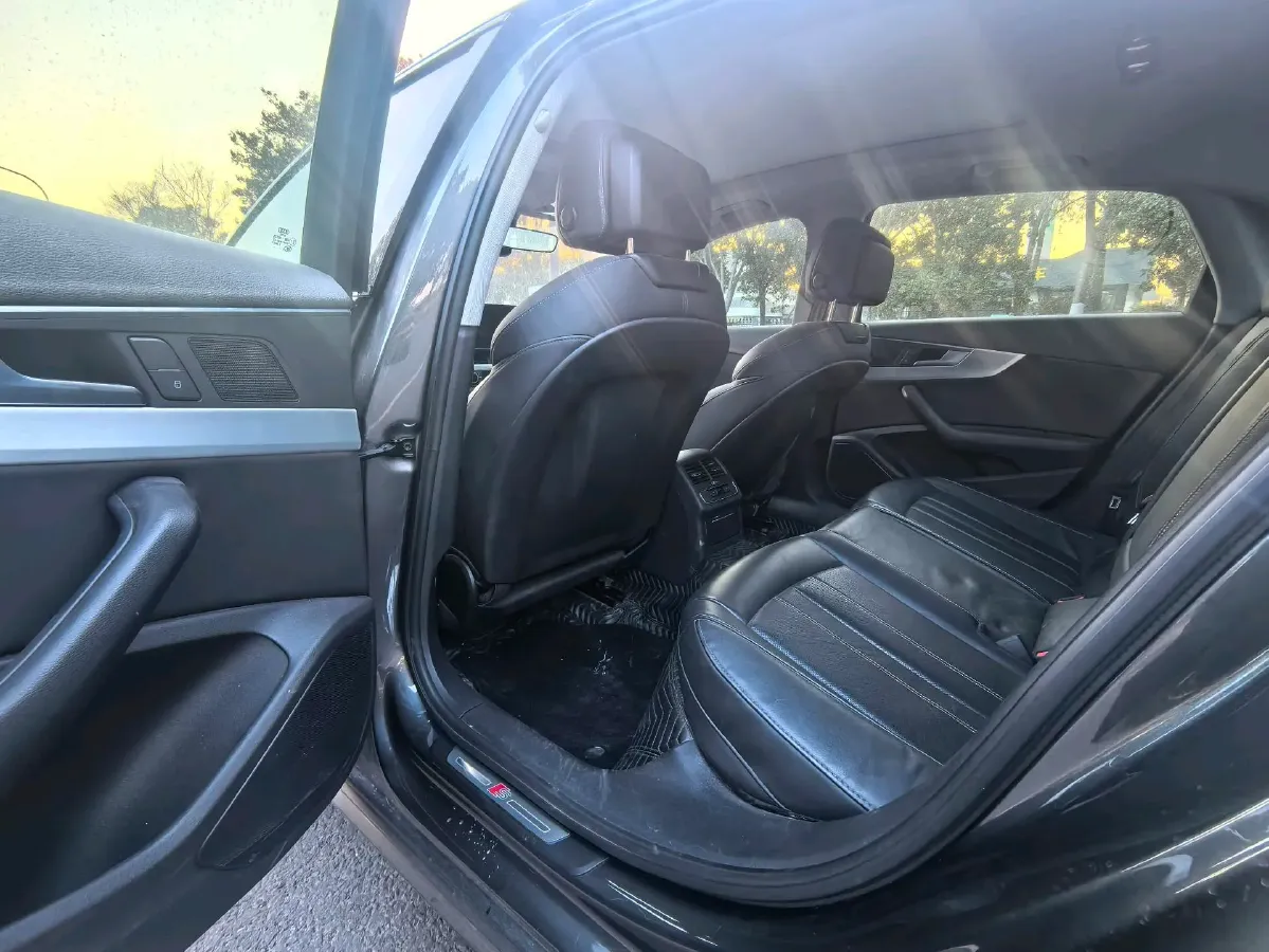 2022 Audi A4L 2.0T 190HP L4 7DCT,autocango,china used car exporter,china ev exporter,chinese used car exporter,chinese used ev exporter