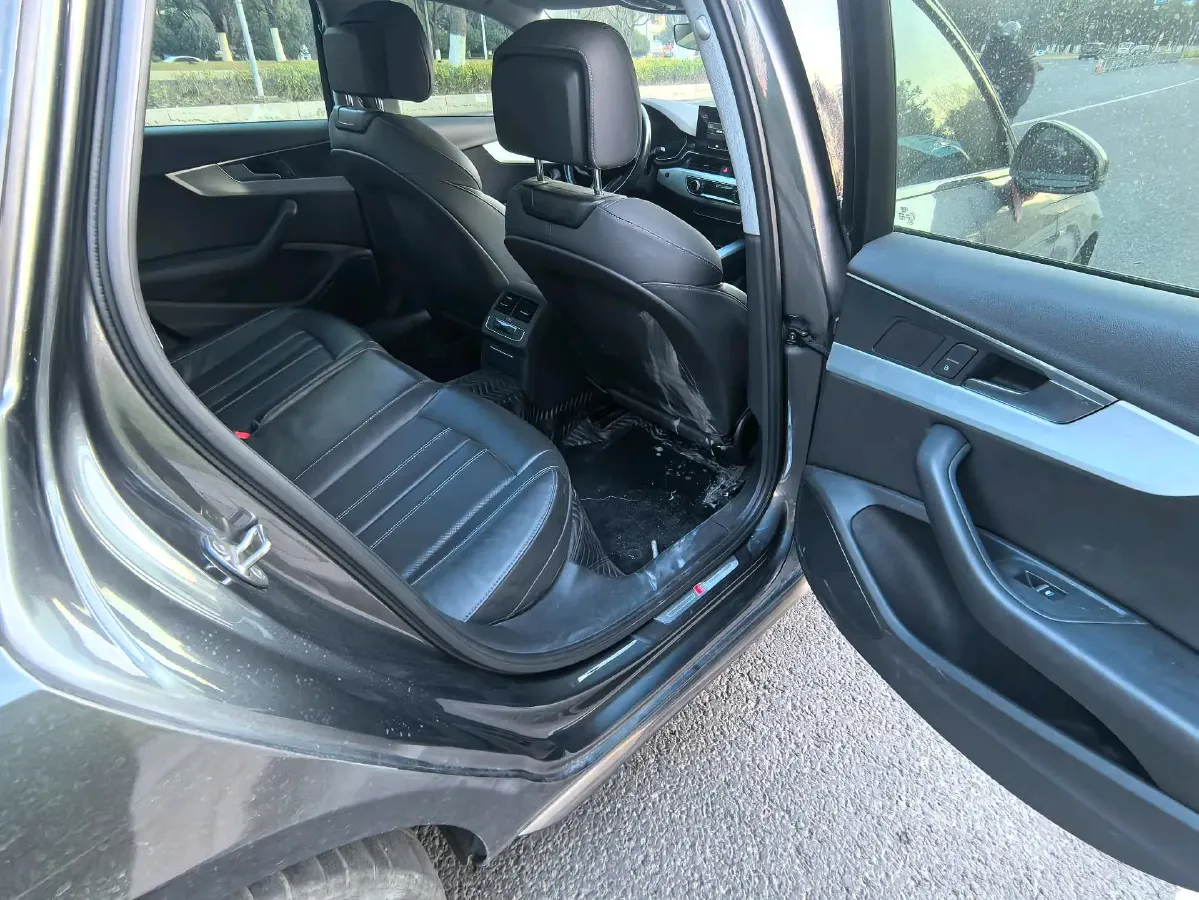 2022 Audi A4L 2.0T 190HP L4 7DCT,autocango,china used car exporter,china ev exporter,chinese used car exporter,chinese used ev exporter