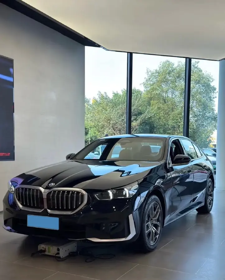 2026 BMW 5 Series 2.0T 258HP L4 8AT