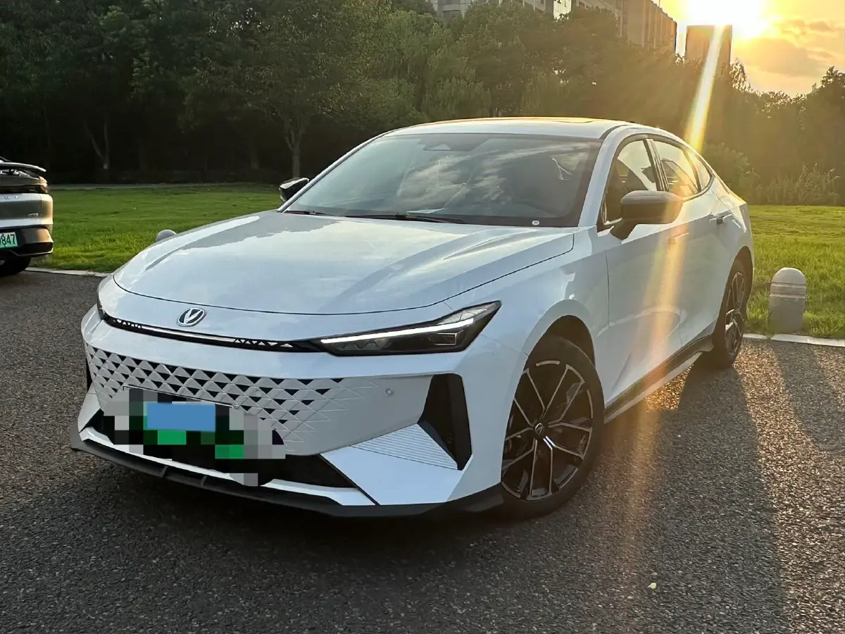 2024 ChangAn UNI-V iDD 1.5L 110HP L4 E-CVT PHEV 18.99KWH