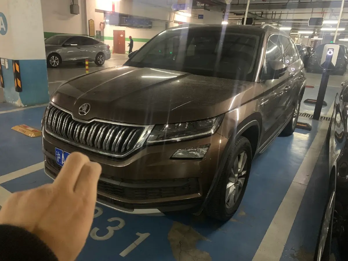 2019 Skoda Superb 2.0T 220HP L4 7DCT