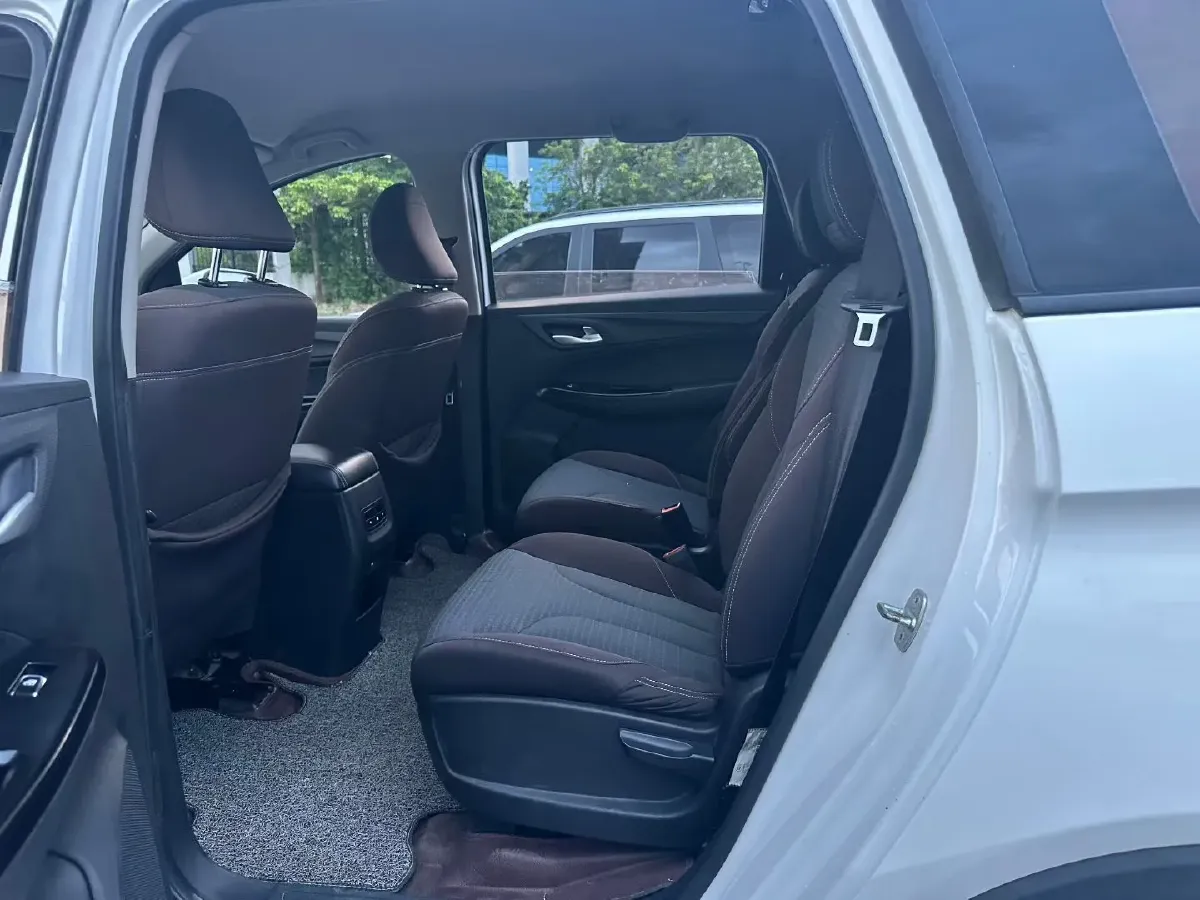 2019 BaoJun 730 1.5L 105HP L4 6MT,autocango,china used car exporter,china ev exporter,chinese used car exporter,chinese used ev exporter