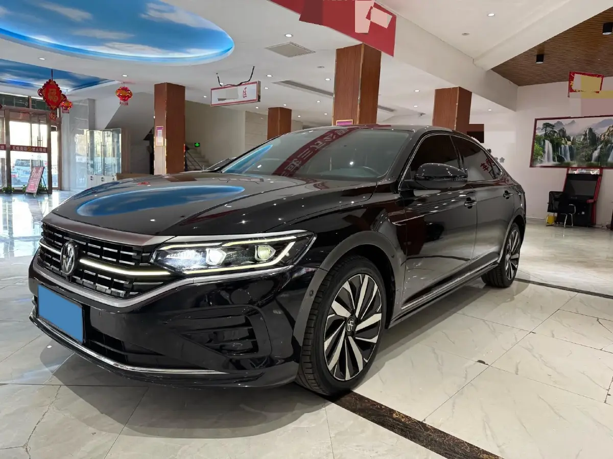 2023 Volkswagen Passat 2.0T 220HP L4 7DCT
