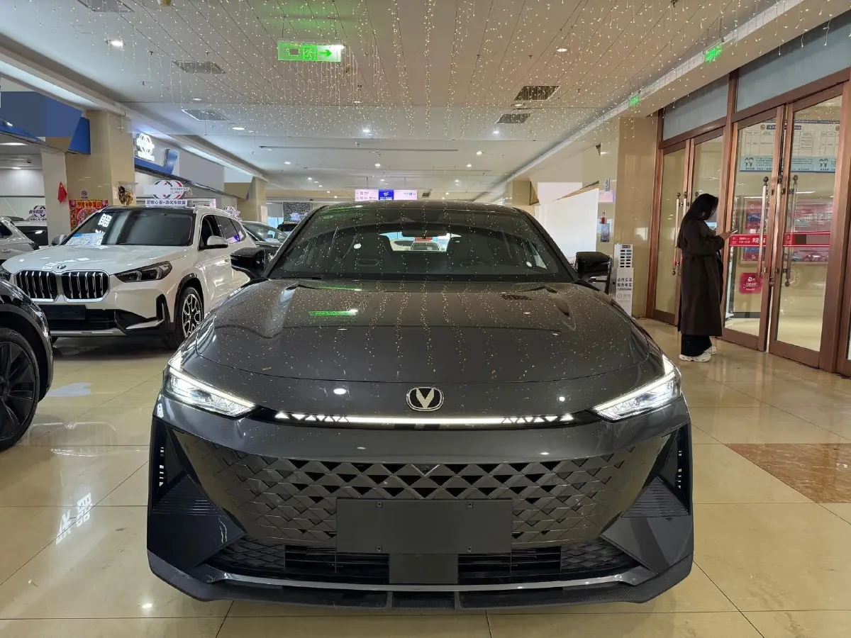 2024 ChangAn UNI-V iDD 1.5L 110HP L4 E-CVT PHEV 18.99KWH,autocango,china used car exporter,china ev exporter,chinese used car exporter,chinese used ev exporter
