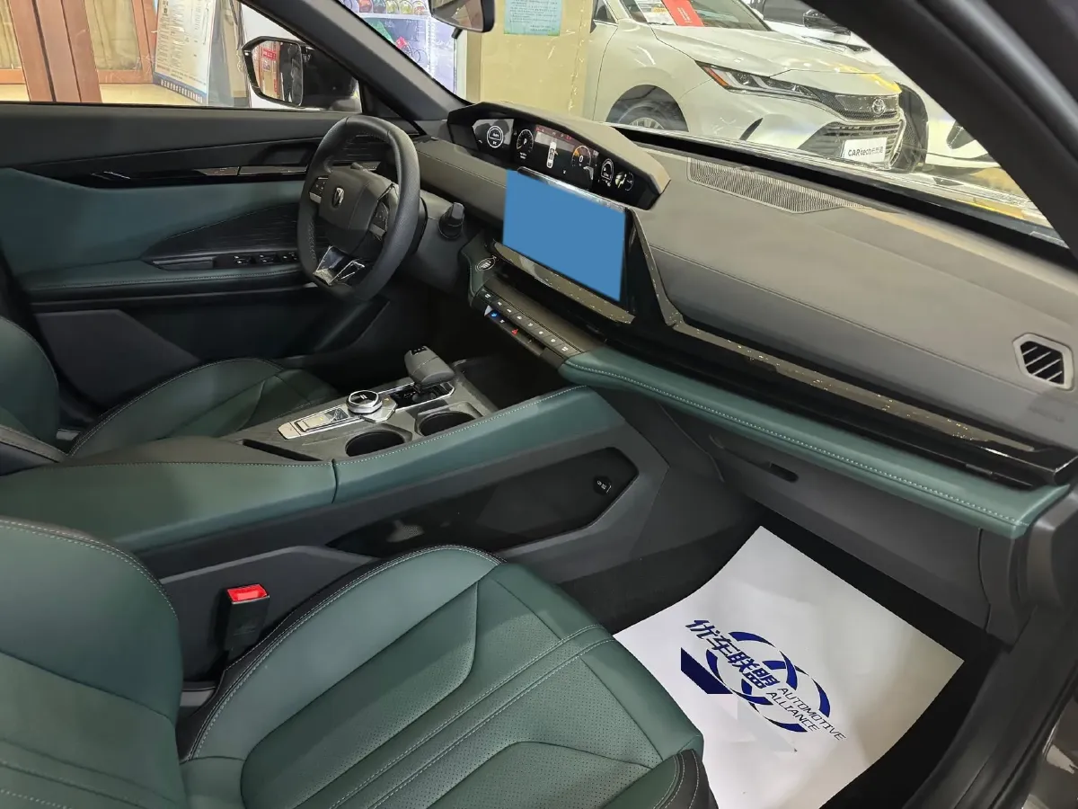 2024 ChangAn UNI-V iDD 1.5L 110HP L4 E-CVT PHEV 18.99KWH,autocango,china used car exporter,china ev exporter,chinese used car exporter,chinese used ev exporter