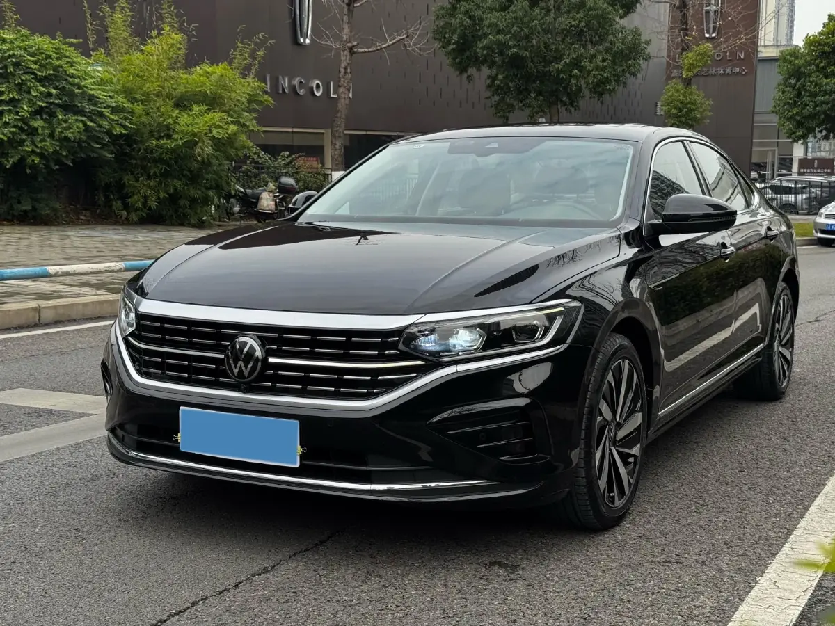 2023 Volkswagen Passat 2.0T 186HP L4 7DCT