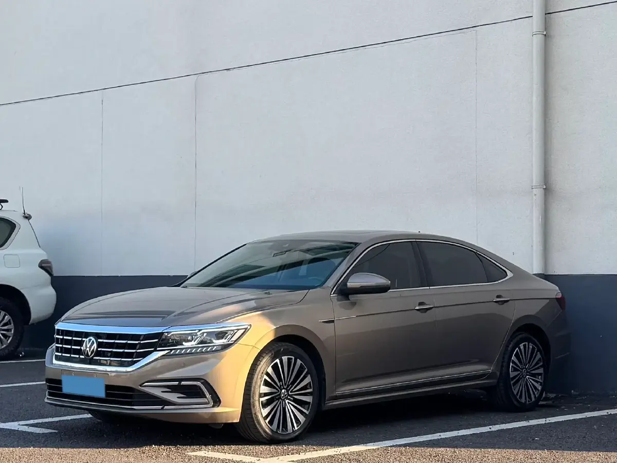 2021 Volkswagen Passat 2.0T 220HP L4 7DCT