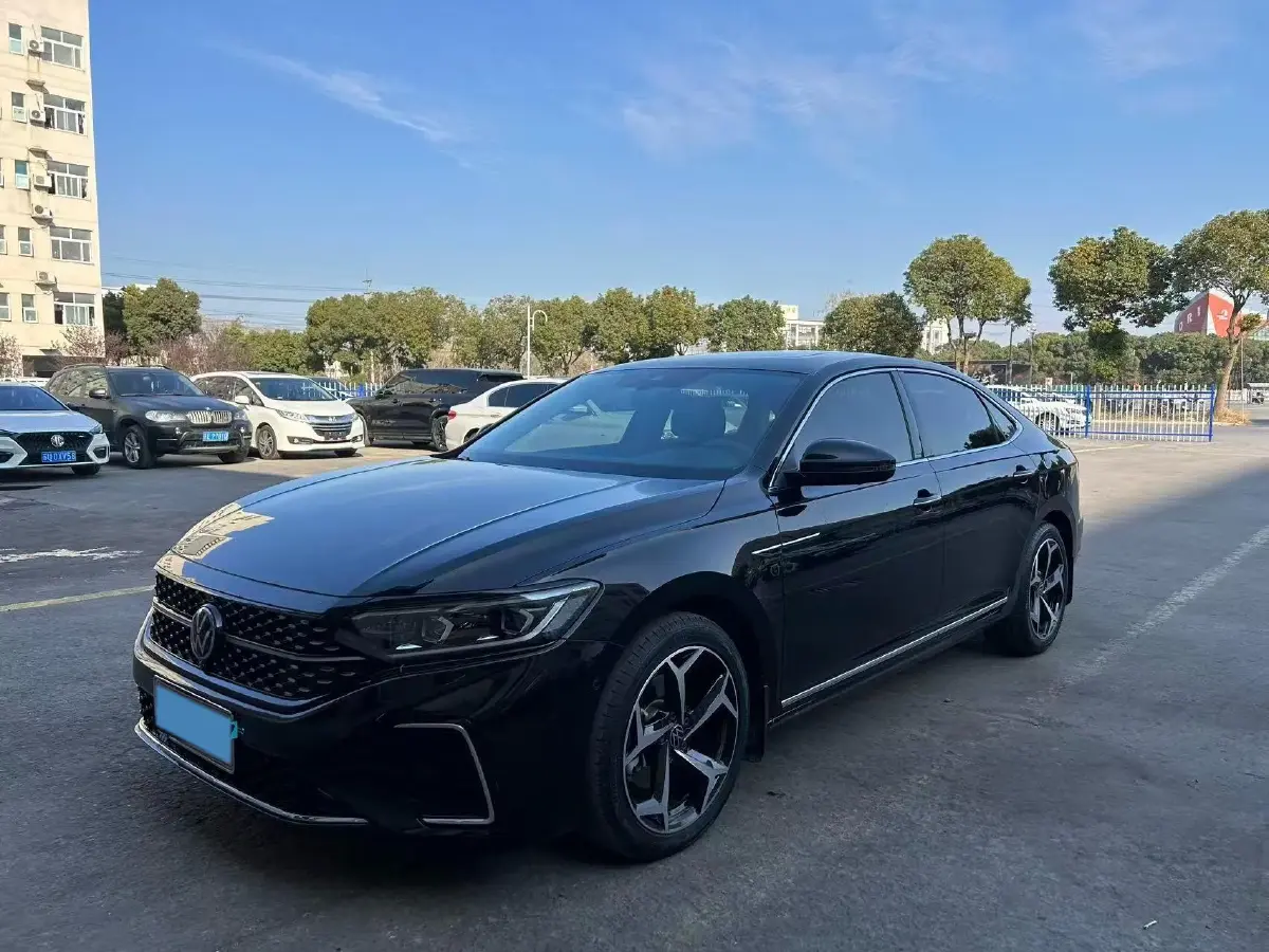 2024 Volkswagen Passat 2.0T 220HP L4 7DCT