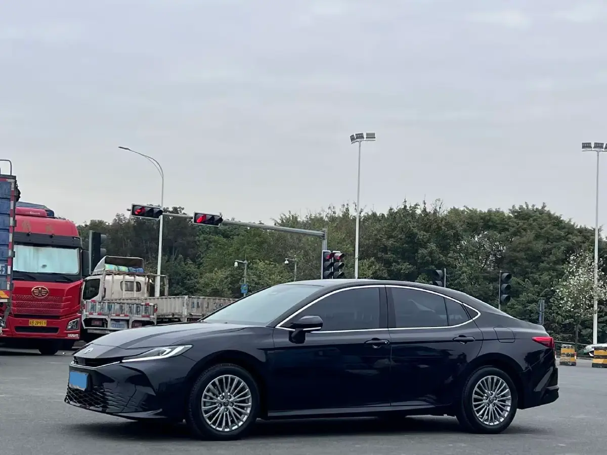 2025 Toyota Camry 2.0L 152HP L4 E-CVT Hybrid