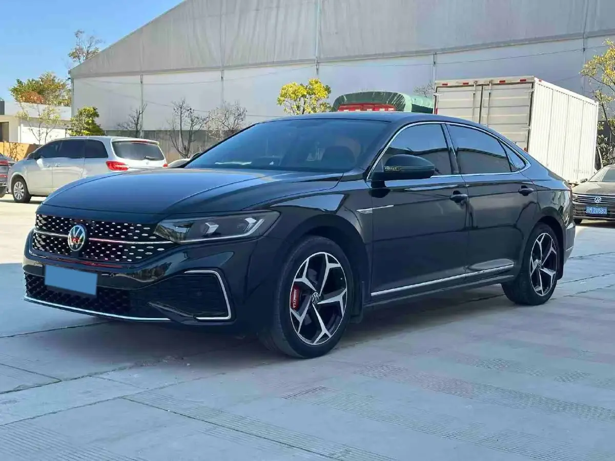 2025 Volkswagen Passat 2.0T 220HP L4 7DCT