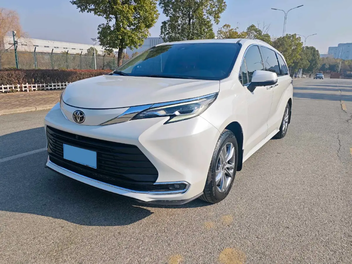 2024 Toyota Sienna 2.5L 189HP L4 E-CVT Hybrid