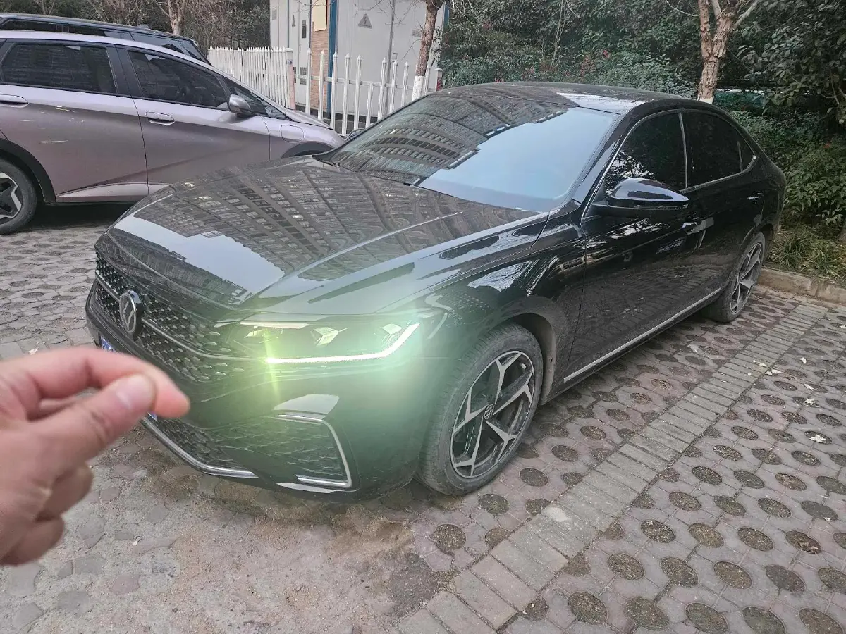 2025 Volkswagen Passat 2.0T 220HP L4 7DCT