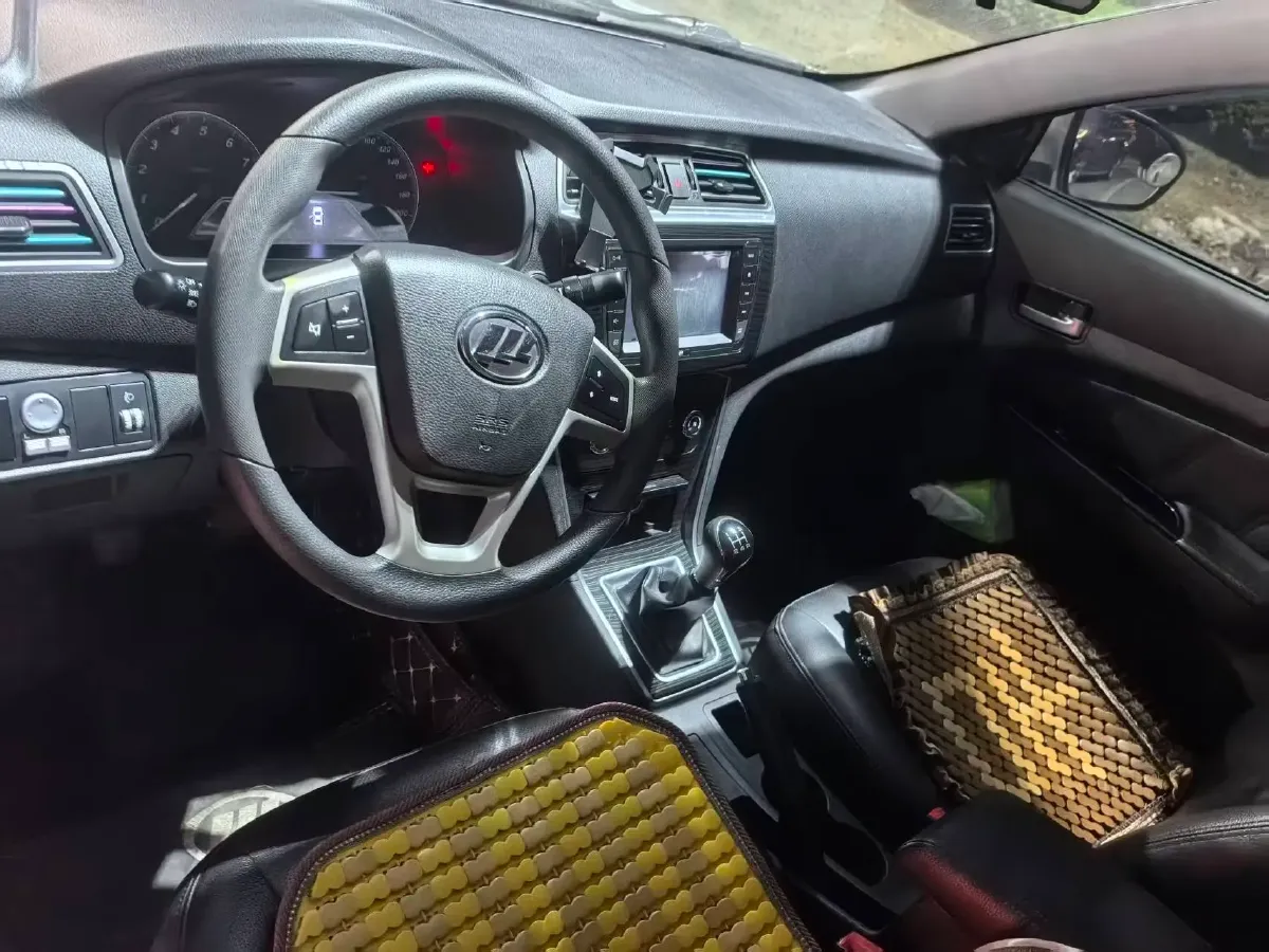 2018 Yema SiPaiKa 1.5L 112HP L4 5MT,autocango,china used car exporter,china ev exporter,chinese used car exporter,chinese used ev exporter