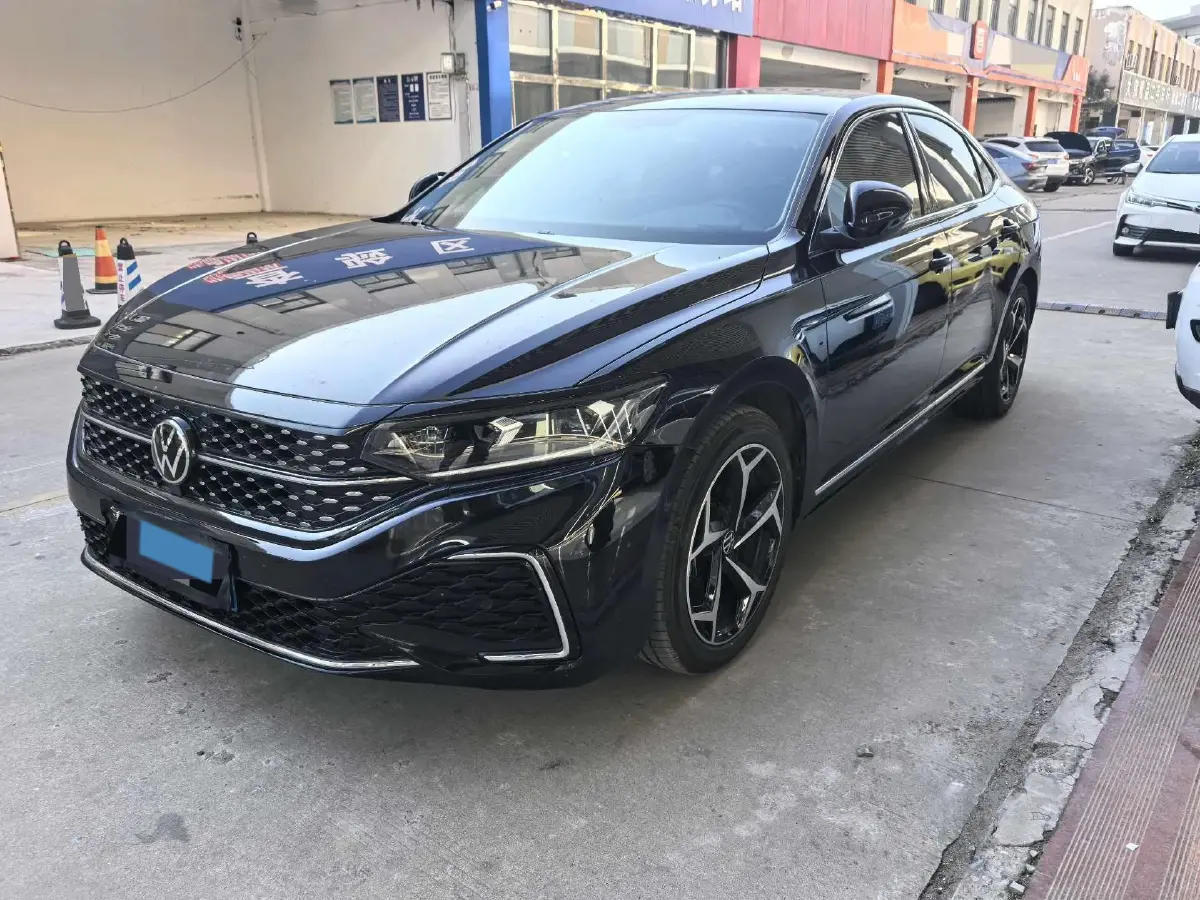 2025 Volkswagen Passat 2.0T 220HP L4 7DCT