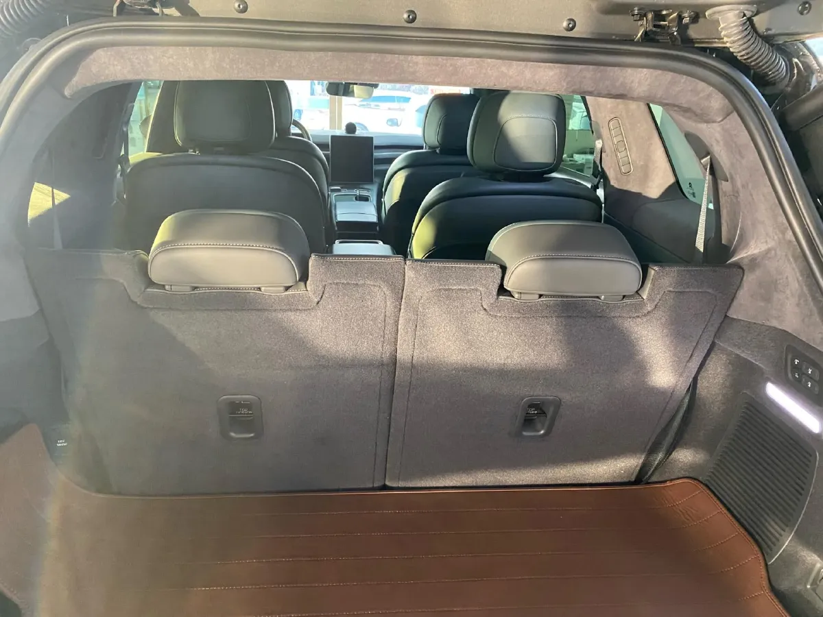 2024 Porsche Macan All-Electric BEV 100KWH,autocango,china used car exporter,china ev exporter,chinese used car exporter,chinese used ev exporter