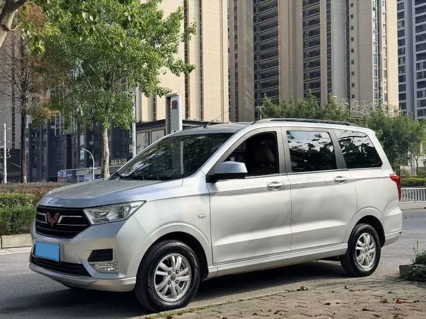 2021 WuLing RongGuang New Truck 1.5L 99HP L4 5MT