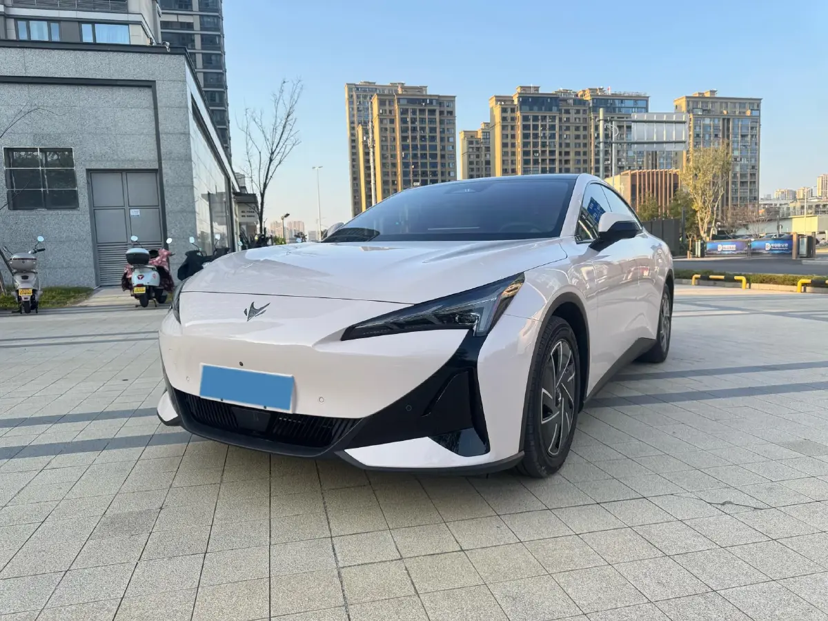 2025 ARCFOX αS5 BEV