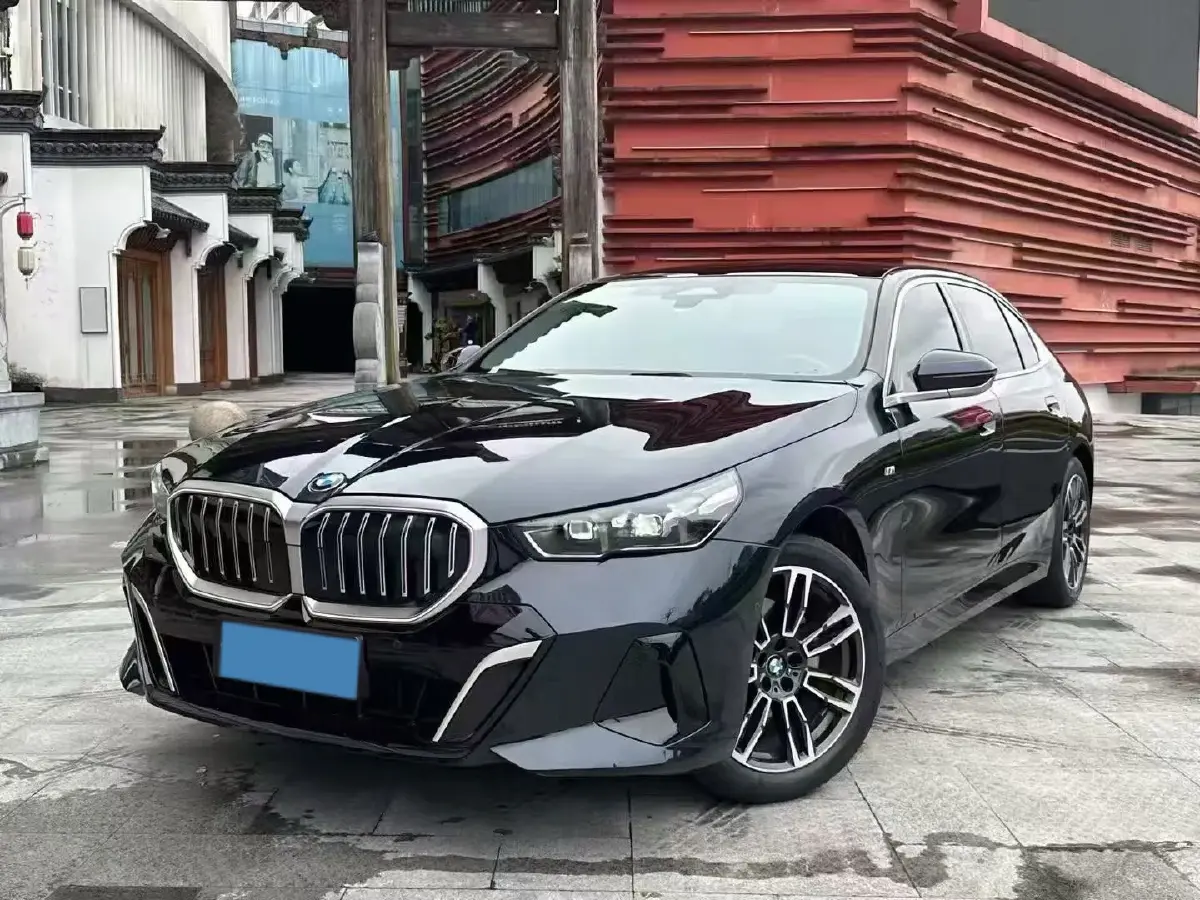 2024 BMW 5 Series 2.0T 190HP L4 8AT