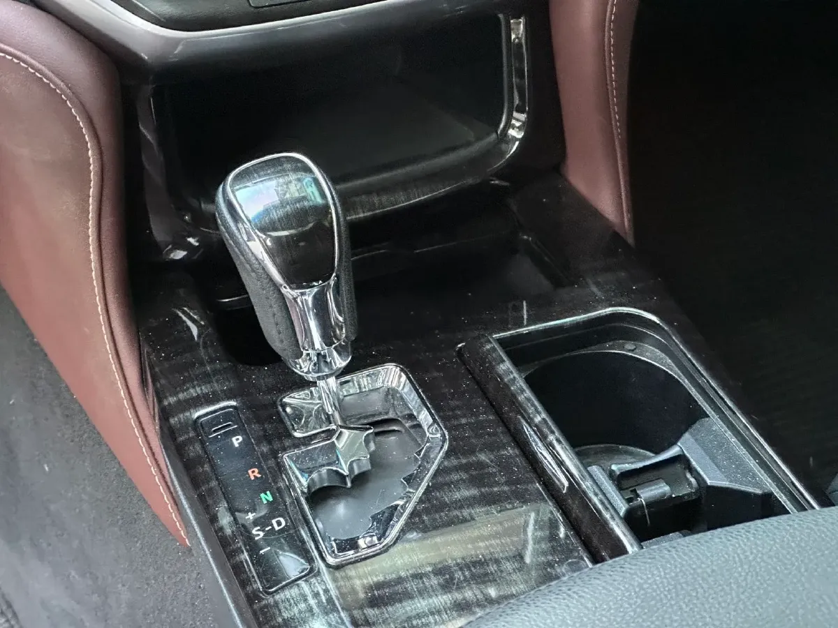 2017 Toyota Crown 2.0T 235HP L4 8AT,autocango,china used car exporter,china ev exporter,chinese used car exporter,chinese used ev exporter