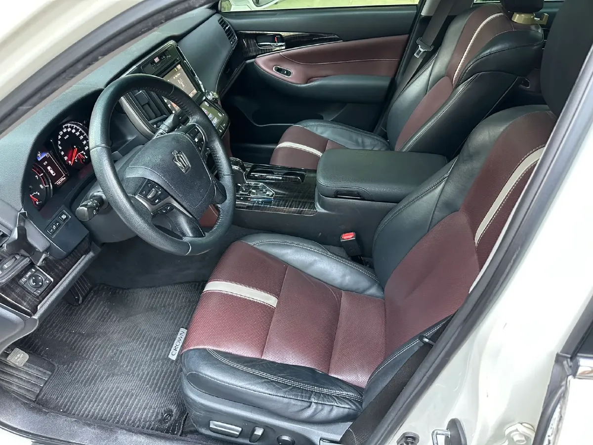 2017 Toyota Crown 2.0T 235HP L4 8AT,autocango,china used car exporter,china ev exporter,chinese used car exporter,chinese used ev exporter