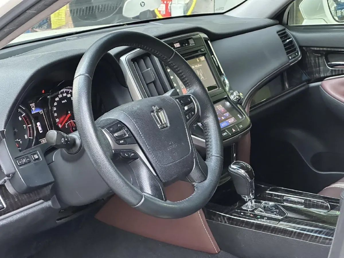 2017 Toyota Crown 2.0T 235HP L4 8AT,autocango,china used car exporter,china ev exporter,chinese used car exporter,chinese used ev exporter