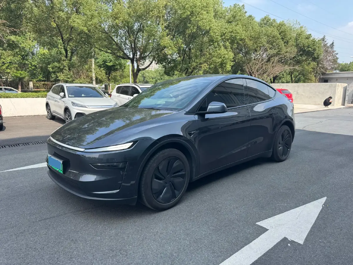 2025 Tesla Model Y BEV 62.5KWH