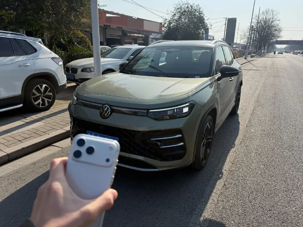 2025 Volkswagen Tayron 2.0T 220HP L4 7DCT