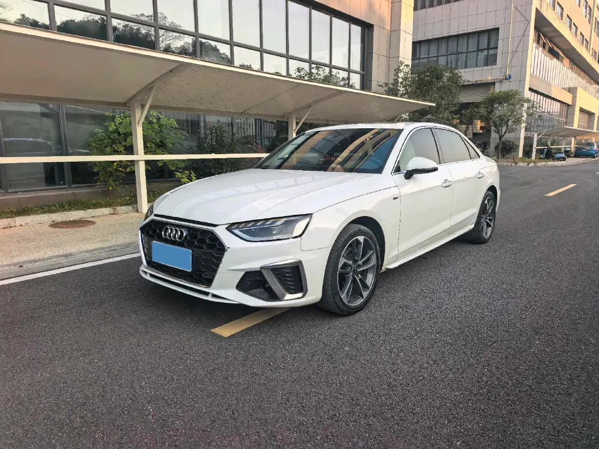 2022 Audi A4L 2.0T 190HP L4 7DCT