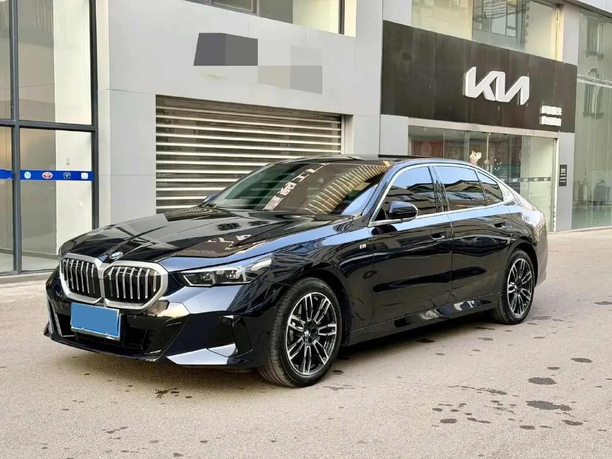 2025 BMW 5 Series 2.0T 258HP L4 8AT