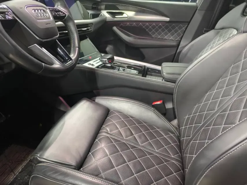 2024 Audi Q6 2.0T 265HP L4 7DCT,autocango,china used car exporter,china ev exporter,chinese used car exporter,chinese used ev exporter