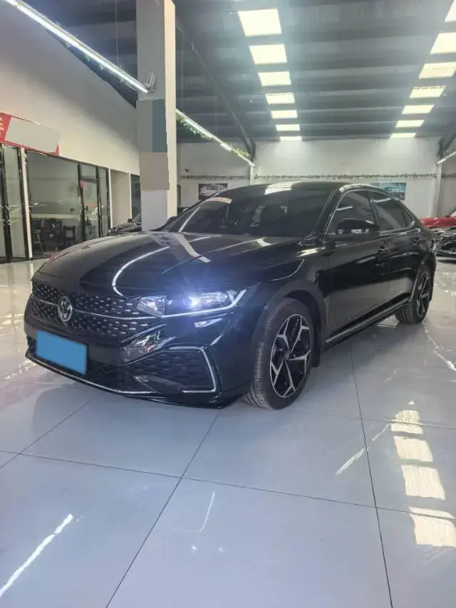 2025 Volkswagen Passat 2.0T 220HP L4 7DCT