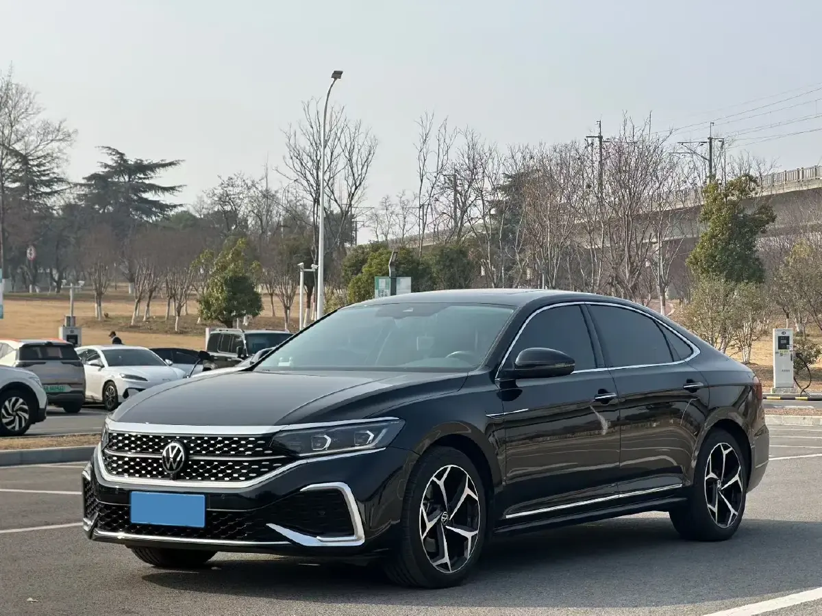 2023 Volkswagen Passat 2.0T 186HP L4 7DCT