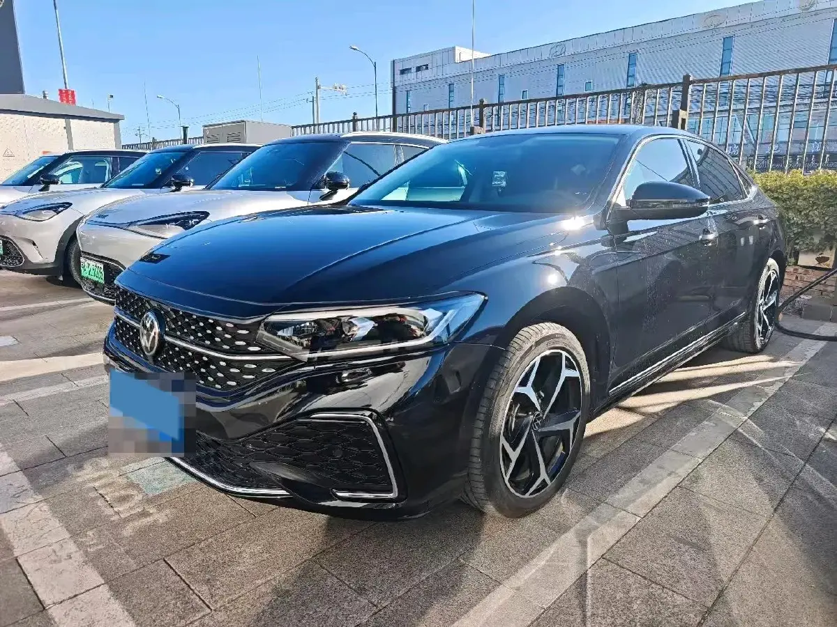 2024 Volkswagen Passat 2.0T 186HP L4 7DCT