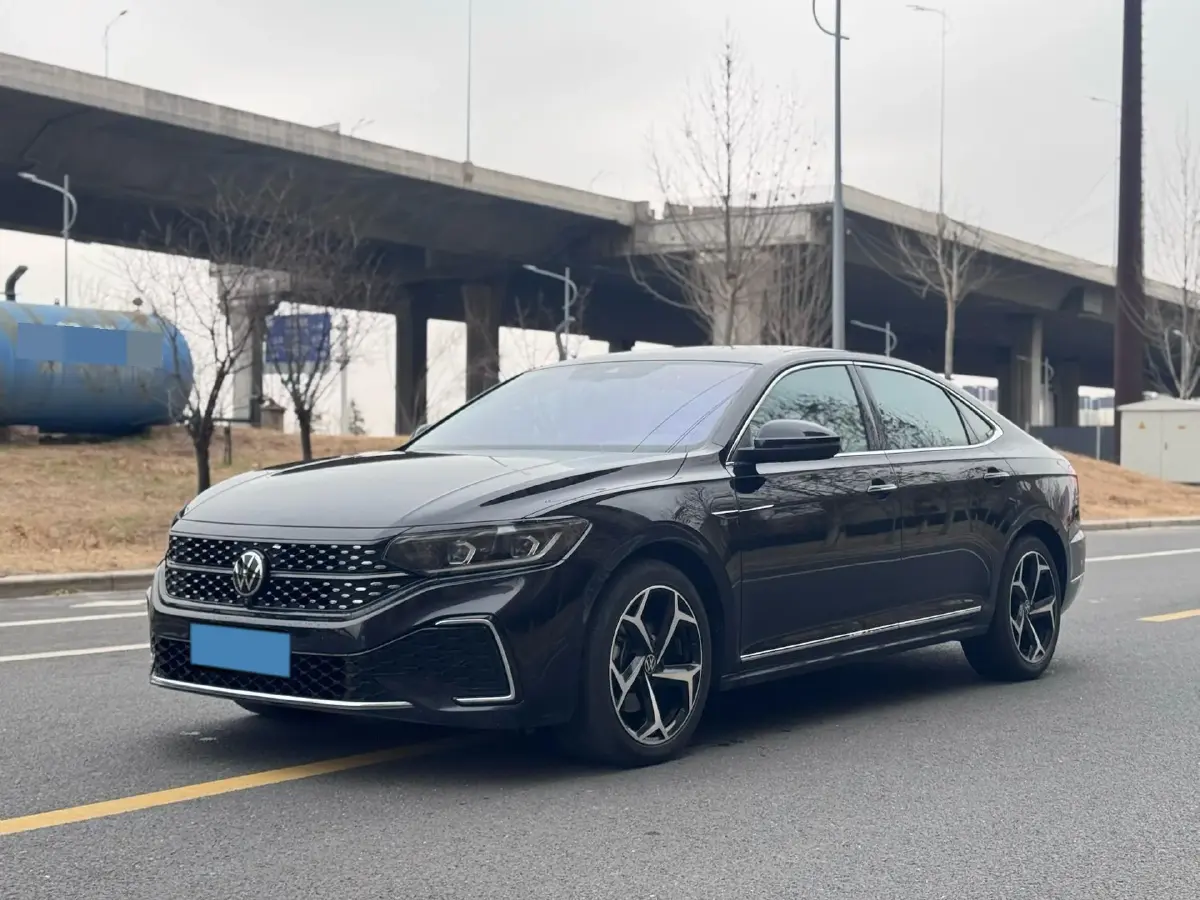 2024 Volkswagen Passat 2.0T 220HP L4 7DCT