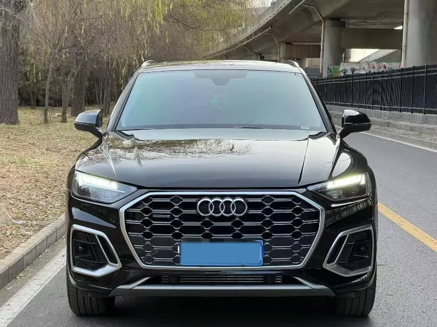 2025 Audi Q5L 2.0T 190HP L4 7DCT,autocango,china used car exporter,china ev exporter,chinese used car exporter,chinese used ev exporter