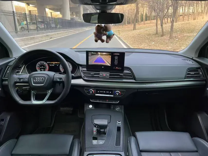 2025 Audi Q5L 2.0T 190HP L4 7DCT,autocango,china used car exporter,china ev exporter,chinese used car exporter,chinese used ev exporter
